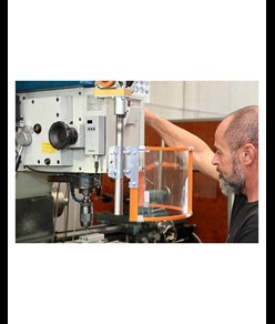 Controllo elettronico di accessi a macchine utensili e sollevatori